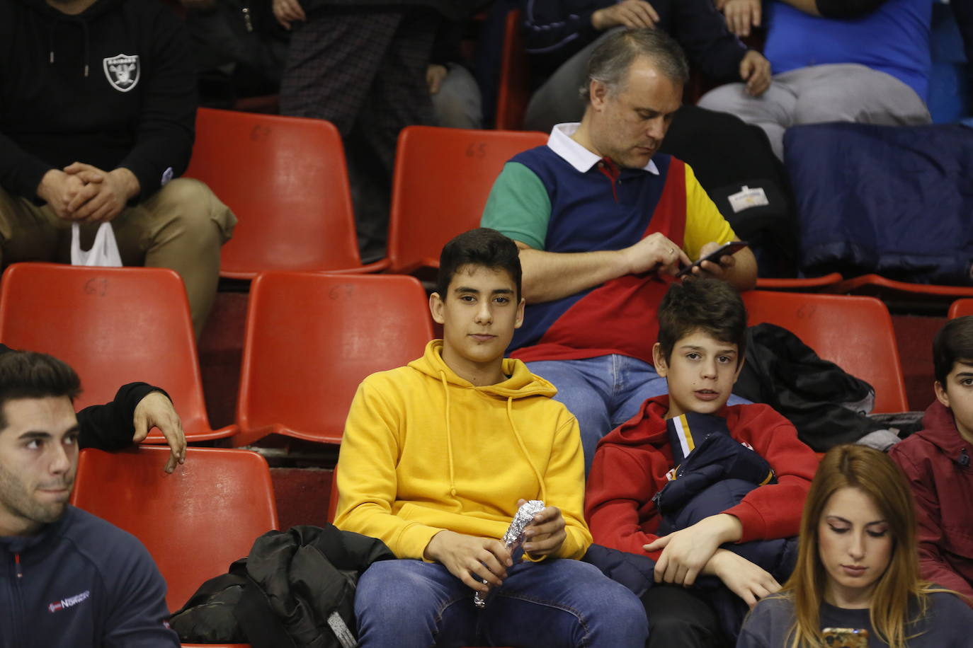 Fotos: Búscate en la grada del partido de balonmano entre Recoletas Atlético Valladolid y ABANCA Ademar León