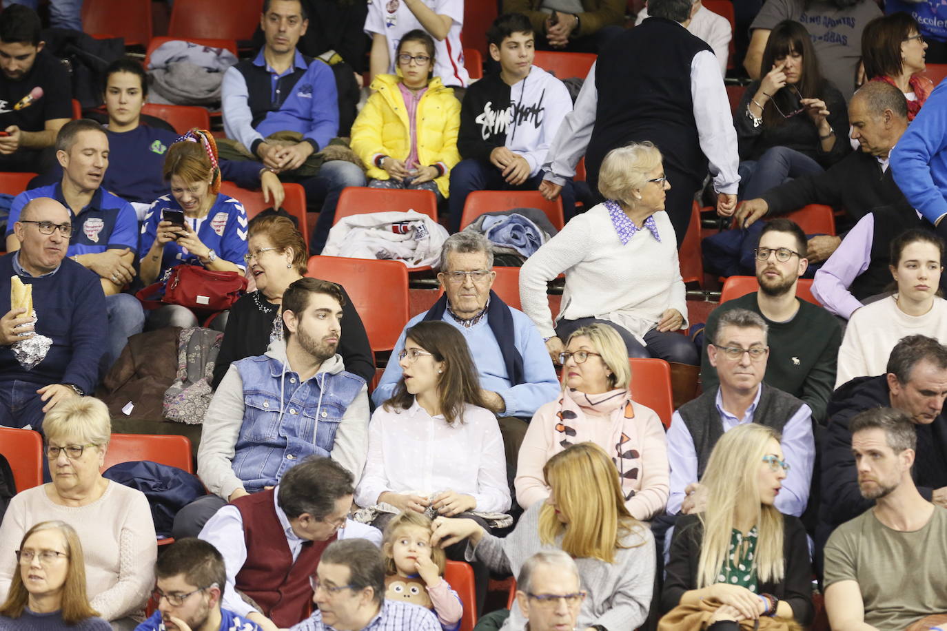 Fotos: Búscate en la grada del partido de balonmano entre Recoletas Atlético Valladolid y ABANCA Ademar León