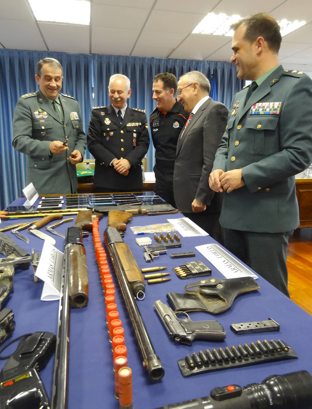 El coronel jefe de la Comandancia de Valladolid, Miguel Recio; el comisario Jefe de la Comisaría Provincial del Cuerpo Nacional de Policía, Luis Gibert; y el comisario jefe de Investigación de la Comisaría de Bilbao, Joseba Iñaki Eguía, presentan la Operación Drache, desarrollada de forma conjunta.