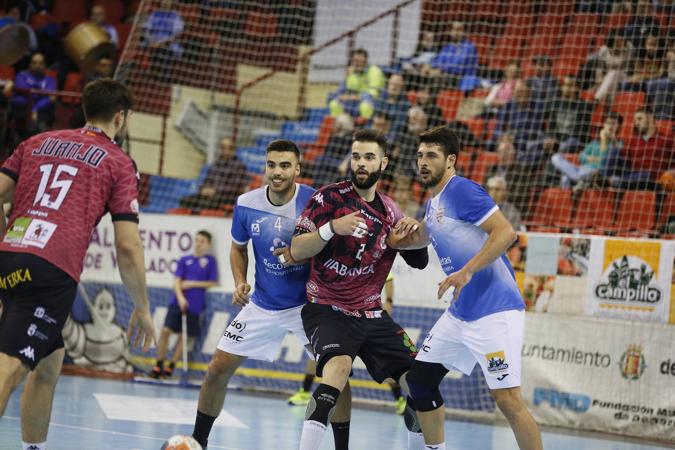 Ambos equipos ofrecieron un extraordinario espectáculo de balonmano sobre el parqué de Huerta del Rey. Ganaron los leoneses porque son más equipo, porque tienen más fondo de armario y porque Cadenas sabe manejar los partidos como nadie, incluyendo en ello el acogotamiento a los árbitros.