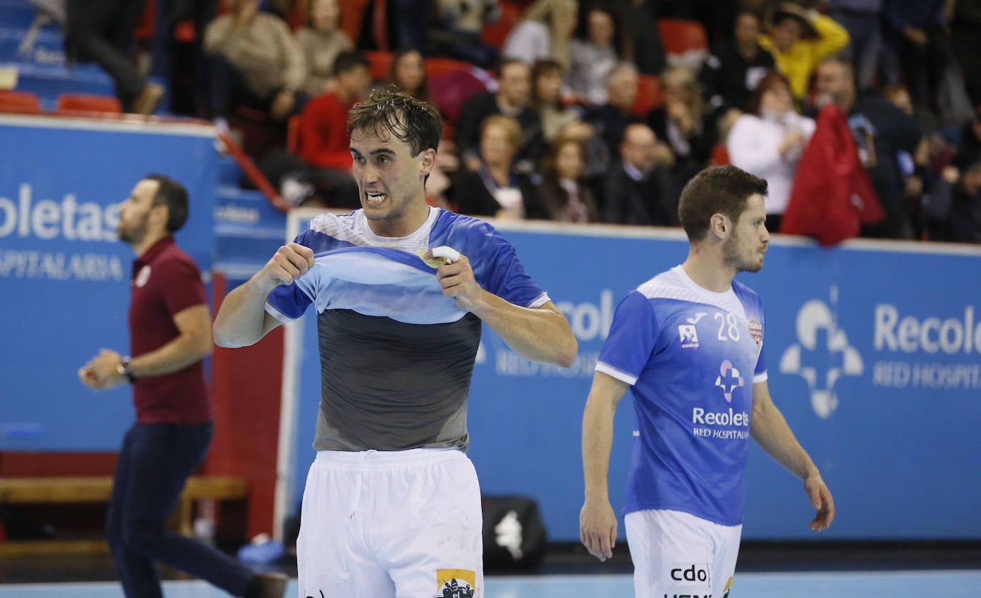 Ambos equipos ofrecieron un extraordinario espectáculo de balonmano sobre el parqué de Huerta del Rey. Ganaron los leoneses porque son más equipo, porque tienen más fondo de armario y porque Cadenas sabe manejar los partidos como nadie, incluyendo en ello el acogotamiento a los árbitros.