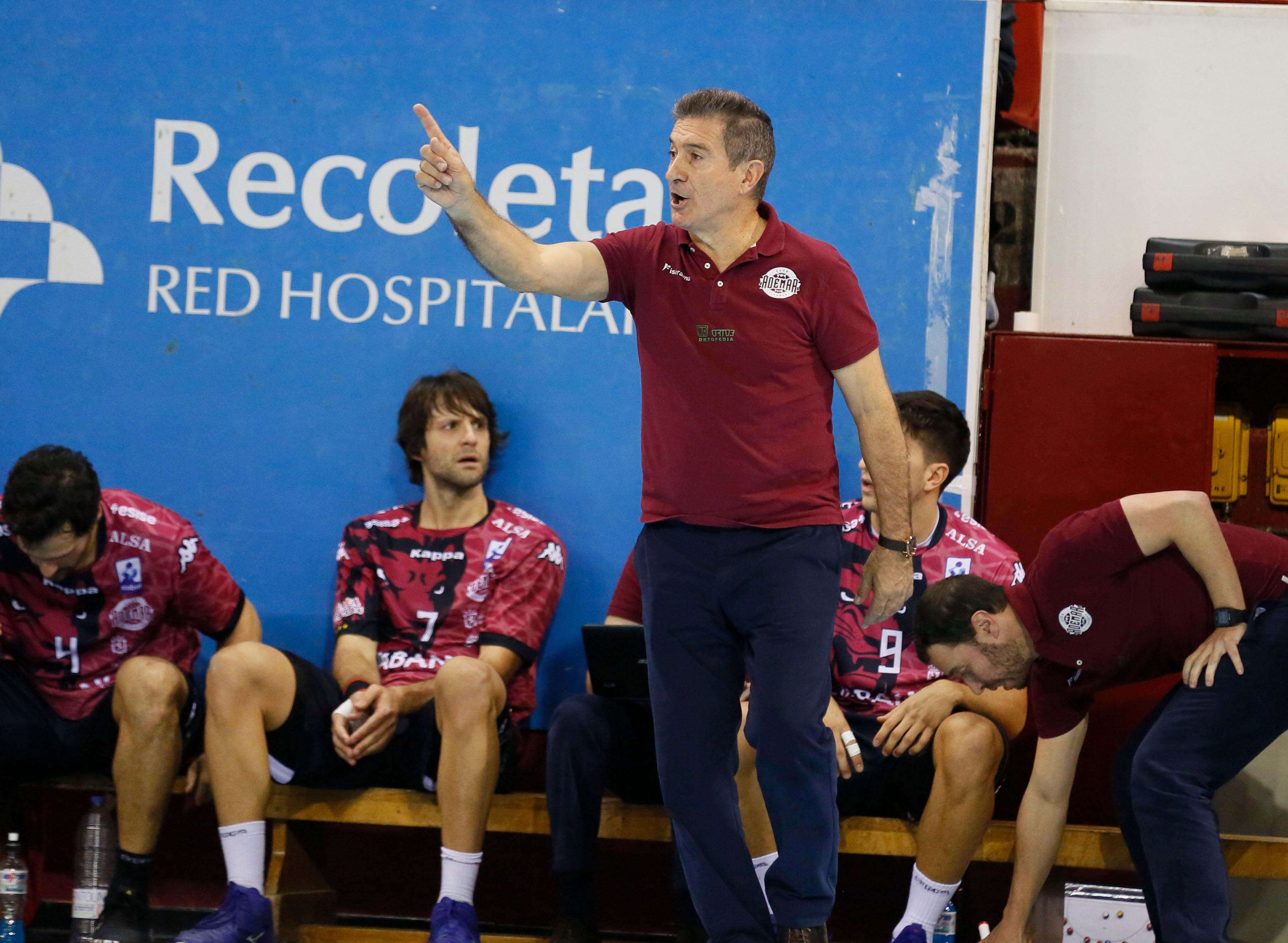 Ambos equipos ofrecieron un extraordinario espectáculo de balonmano sobre el parqué de Huerta del Rey. Ganaron los leoneses porque son más equipo, porque tienen más fondo de armario y porque Cadenas sabe manejar los partidos como nadie, incluyendo en ello el acogotamiento a los árbitros.