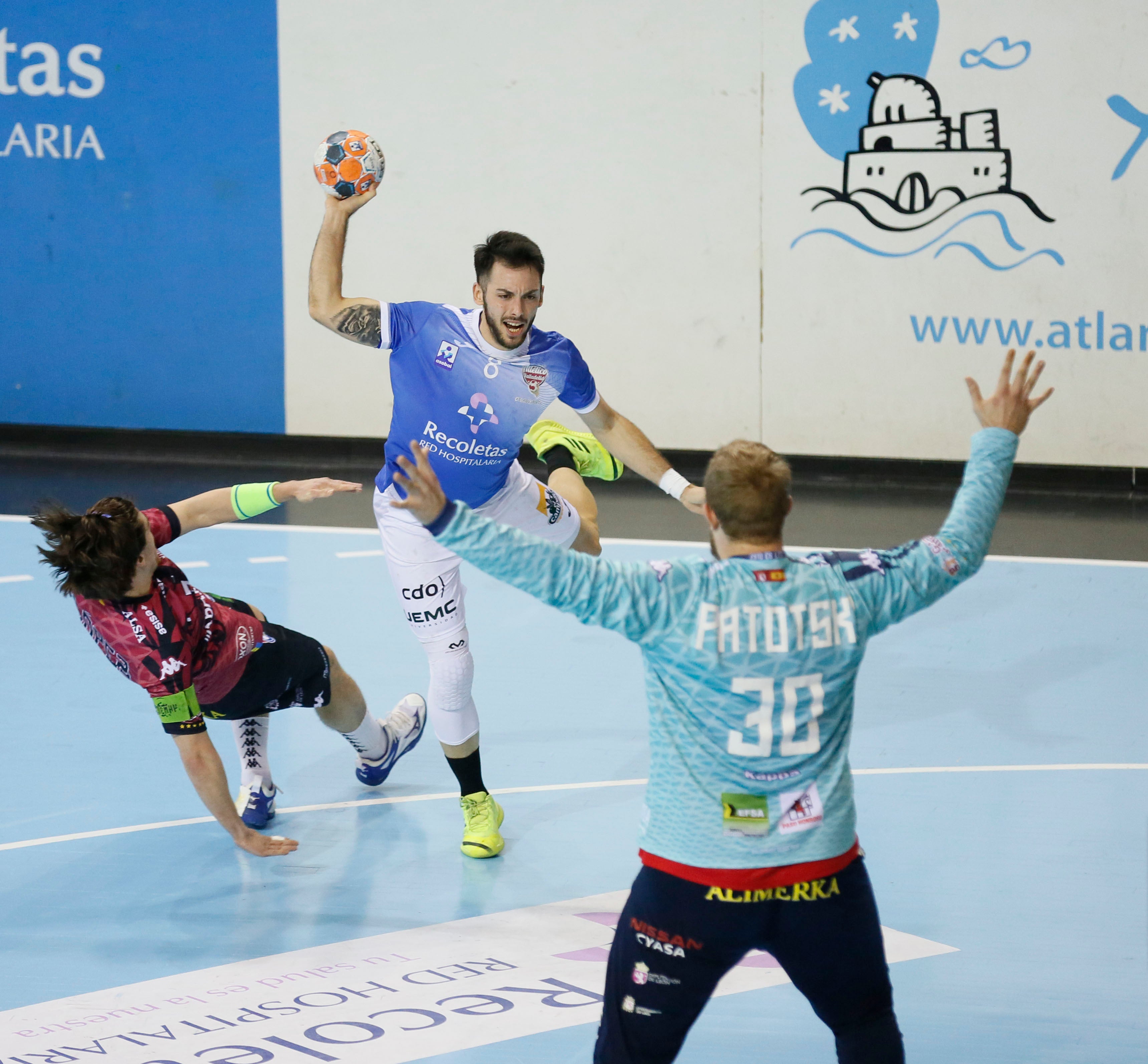 Ambos equipos ofrecieron un extraordinario espectáculo de balonmano sobre el parqué de Huerta del Rey. Ganaron los leoneses porque son más equipo, porque tienen más fondo de armario y porque Cadenas sabe manejar los partidos como nadie, incluyendo en ello el acogotamiento a los árbitros.