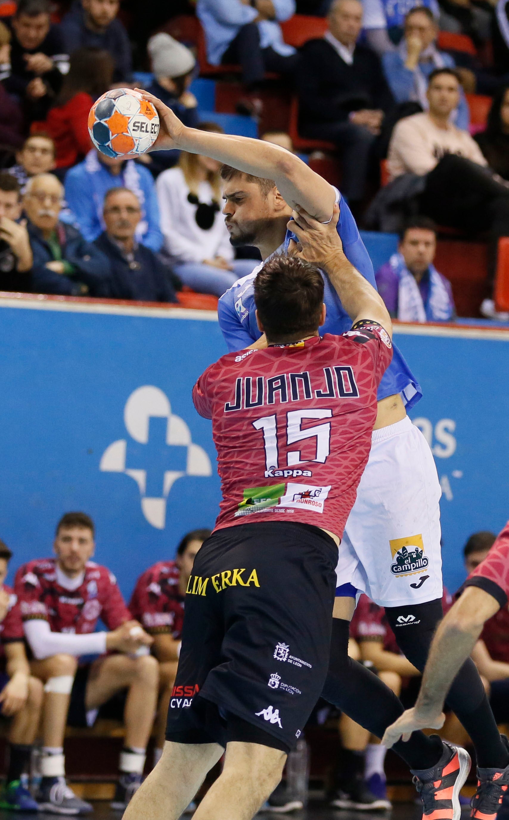 Ambos equipos ofrecieron un extraordinario espectáculo de balonmano sobre el parqué de Huerta del Rey. Ganaron los leoneses porque son más equipo, porque tienen más fondo de armario y porque Cadenas sabe manejar los partidos como nadie, incluyendo en ello el acogotamiento a los árbitros.