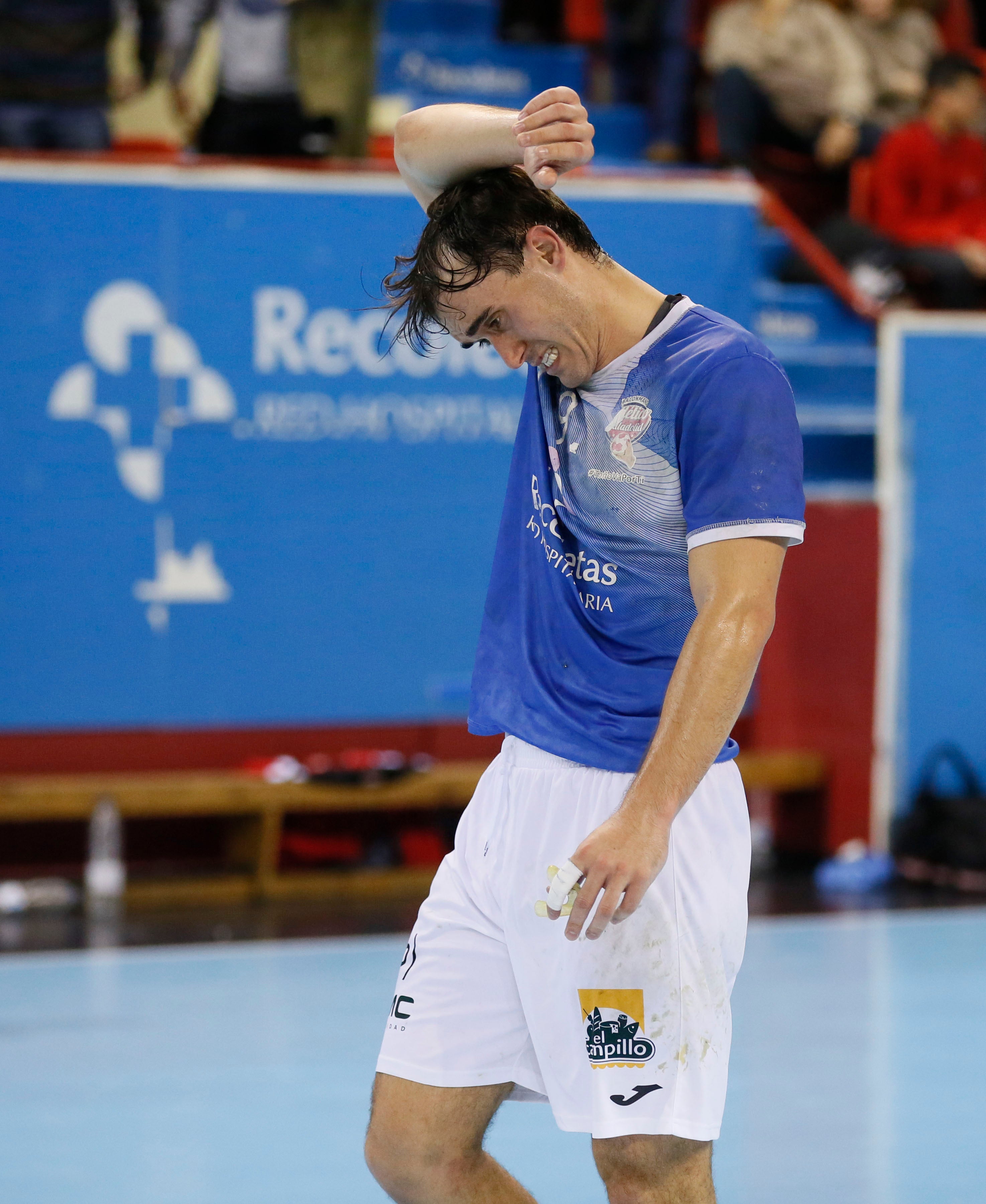 Ambos equipos ofrecieron un extraordinario espectáculo de balonmano sobre el parqué de Huerta del Rey. Ganaron los leoneses porque son más equipo, porque tienen más fondo de armario y porque Cadenas sabe manejar los partidos como nadie, incluyendo en ello el acogotamiento a los árbitros.