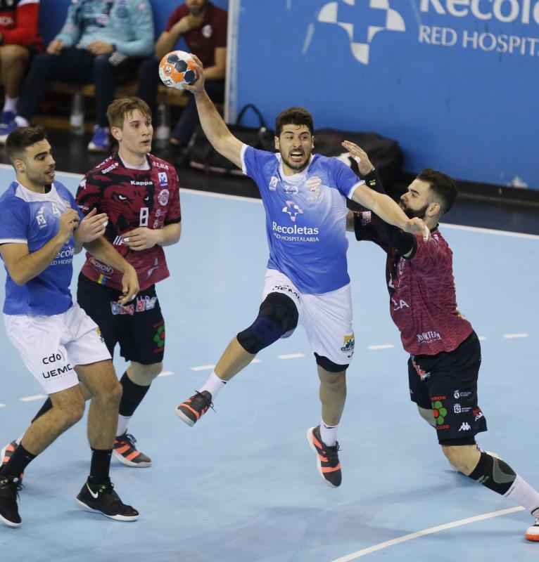 Ambos equipos ofrecieron un extraordinario espectáculo de balonmano sobre el parqué de Huerta del Rey. Ganaron los leoneses porque son más equipo, porque tienen más fondo de armario y porque Cadenas sabe manejar los partidos como nadie, incluyendo en ello el acogotamiento a los árbitros.