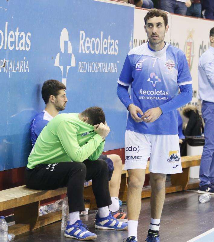 Ambos equipos ofrecieron un extraordinario espectáculo de balonmano sobre el parqué de Huerta del Rey. Ganaron los leoneses porque son más equipo, porque tienen más fondo de armario y porque Cadenas sabe manejar los partidos como nadie, incluyendo en ello el acogotamiento a los árbitros.