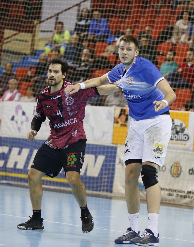 Ambos equipos ofrecieron un extraordinario espectáculo de balonmano sobre el parqué de Huerta del Rey. Ganaron los leoneses porque son más equipo, porque tienen más fondo de armario y porque Cadenas sabe manejar los partidos como nadie, incluyendo en ello el acogotamiento a los árbitros.