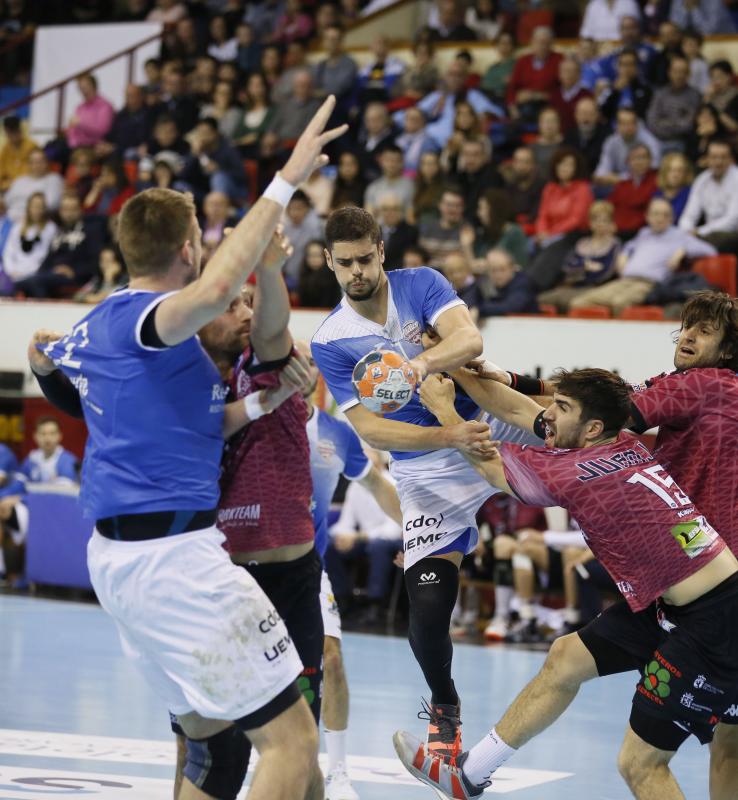 Ambos equipos ofrecieron un extraordinario espectáculo de balonmano sobre el parqué de Huerta del Rey. Ganaron los leoneses porque son más equipo, porque tienen más fondo de armario y porque Cadenas sabe manejar los partidos como nadie, incluyendo en ello el acogotamiento a los árbitros.