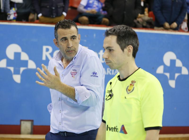 Ambos equipos ofrecieron un extraordinario espectáculo de balonmano sobre el parqué de Huerta del Rey. Ganaron los leoneses porque son más equipo, porque tienen más fondo de armario y porque Cadenas sabe manejar los partidos como nadie, incluyendo en ello el acogotamiento a los árbitros.