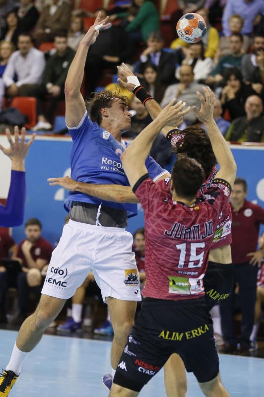 Ambos equipos ofrecieron un extraordinario espectáculo de balonmano sobre el parqué de Huerta del Rey. Ganaron los leoneses porque son más equipo, porque tienen más fondo de armario y porque Cadenas sabe manejar los partidos como nadie, incluyendo en ello el acogotamiento a los árbitros.