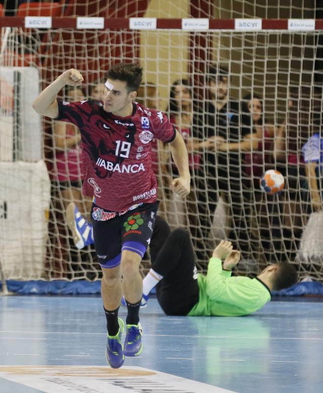 Ambos equipos ofrecieron un extraordinario espectáculo de balonmano sobre el parqué de Huerta del Rey. Ganaron los leoneses porque son más equipo, porque tienen más fondo de armario y porque Cadenas sabe manejar los partidos como nadie, incluyendo en ello el acogotamiento a los árbitros.