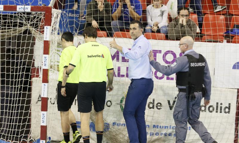 Ambos equipos ofrecieron un extraordinario espectáculo de balonmano sobre el parqué de Huerta del Rey. Ganaron los leoneses porque son más equipo, porque tienen más fondo de armario y porque Cadenas sabe manejar los partidos como nadie, incluyendo en ello el acogotamiento a los árbitros.