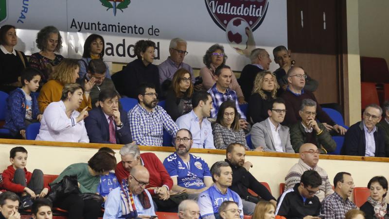 Ambos equipos ofrecieron un extraordinario espectáculo de balonmano sobre el parqué de Huerta del Rey. Ganaron los leoneses porque son más equipo, porque tienen más fondo de armario y porque Cadenas sabe manejar los partidos como nadie, incluyendo en ello el acogotamiento a los árbitros.