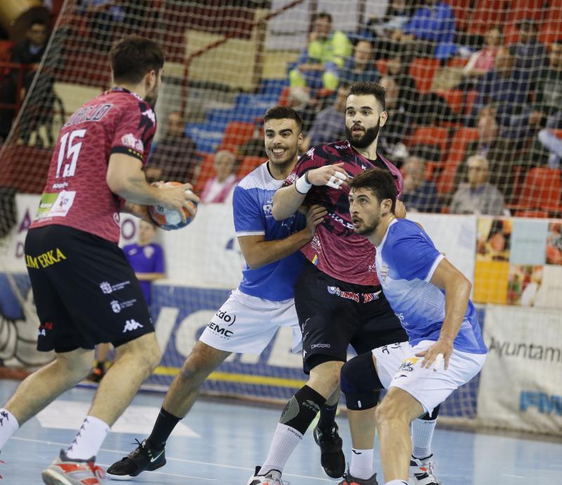 Ambos equipos ofrecieron un extraordinario espectáculo de balonmano sobre el parqué de Huerta del Rey. Ganaron los leoneses porque son más equipo, porque tienen más fondo de armario y porque Cadenas sabe manejar los partidos como nadie, incluyendo en ello el acogotamiento a los árbitros.