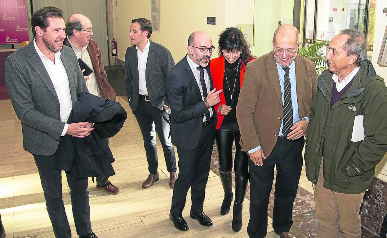 Óscar Puente, José Ramón González, Conrado Íscar, Javier Ortega, Ana Redondo, Francisco Igea y Germán Delibes, antes de la reunión.A. Mingueza