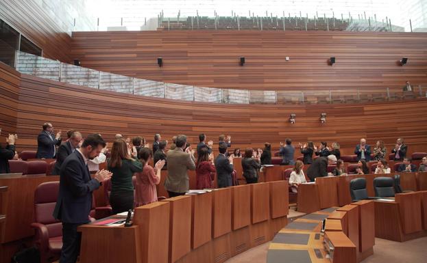 Procuradores socialistas y algunos de Ciudadanos, además de los consejeros Verónica Casado y Francisco Igea, aplauden en dirección a Mercedes Abril tras la intervención de Tudanca. 