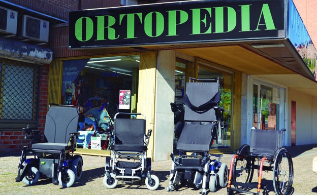 Diferentes modelos de sillas de ruedas de la Ortopedia Arturo Eyries frente a su establecimiento. 