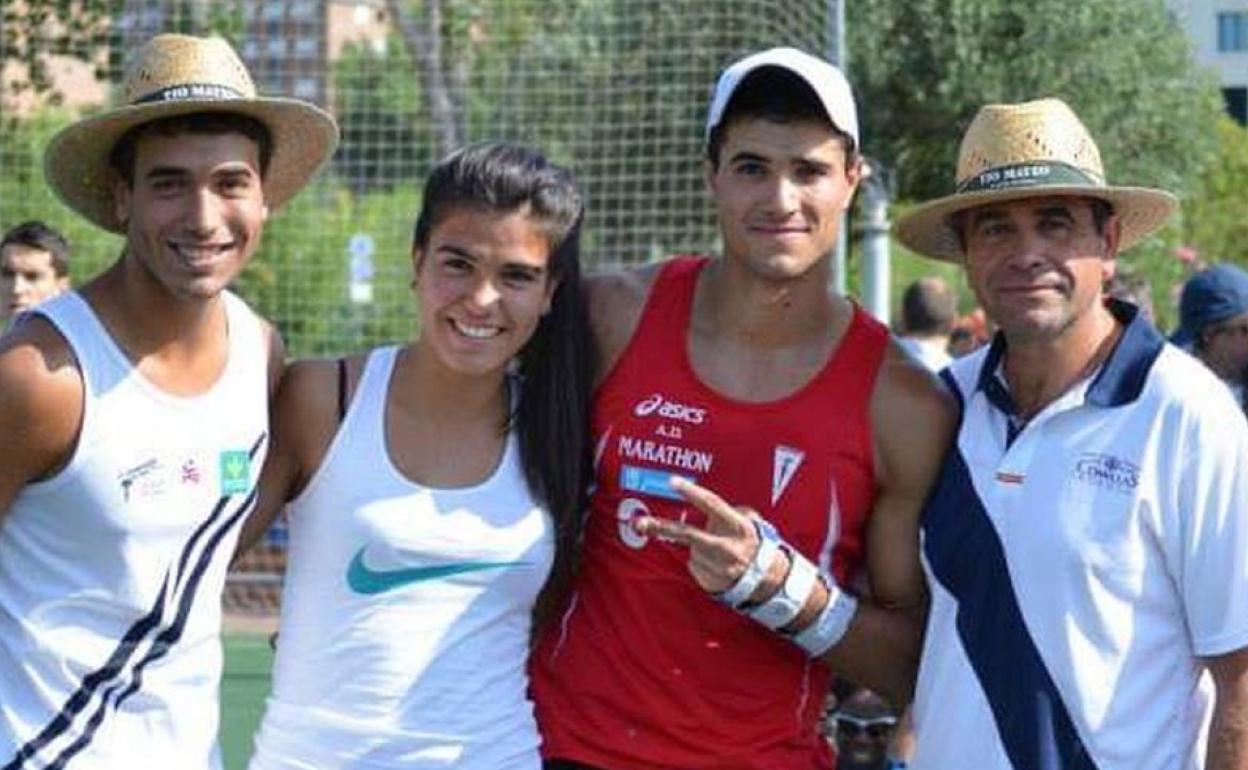 Pachi García, a la derecha, juntos sus hijos, todos ellos atletas, Antonio, Ana y Pedro. 