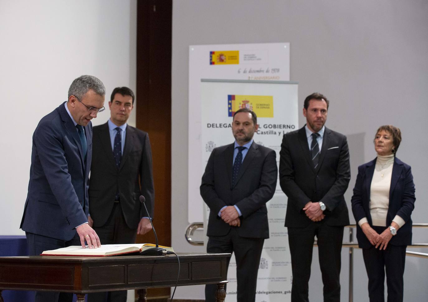 En el patio de butacas se encontraban los sindicatos, universidades, organizaciones agrarias, rivales políticos como Martín Fernández (edil de Cs en Valladolid) y Javier García Bartolomé (concejal de Vox en Valladolid), los vicepresidentes de la Diputación Guzmán Gómez y Víctor Alonso o el alcalde de la ciudad, Óscar Puente.