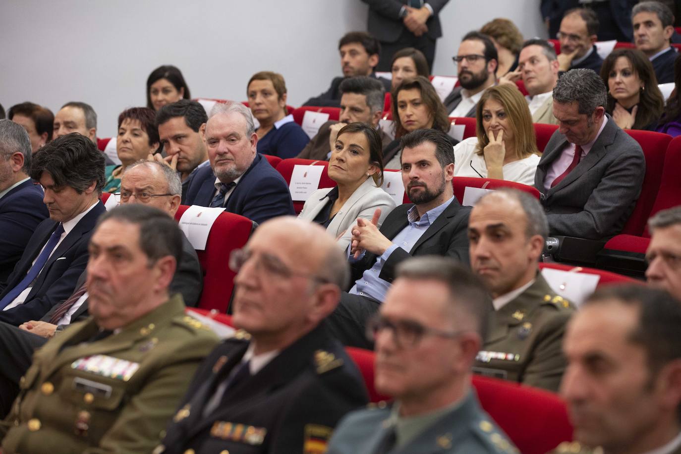 En el patio de butacas se encontraban los sindicatos, universidades, organizaciones agrarias, rivales políticos como Martín Fernández (edil de Cs en Valladolid) y Javier García Bartolomé (concejal de Vox en Valladolid), los vicepresidentes de la Diputación Guzmán Gómez y Víctor Alonso o el alcalde de la ciudad, Óscar Puente.