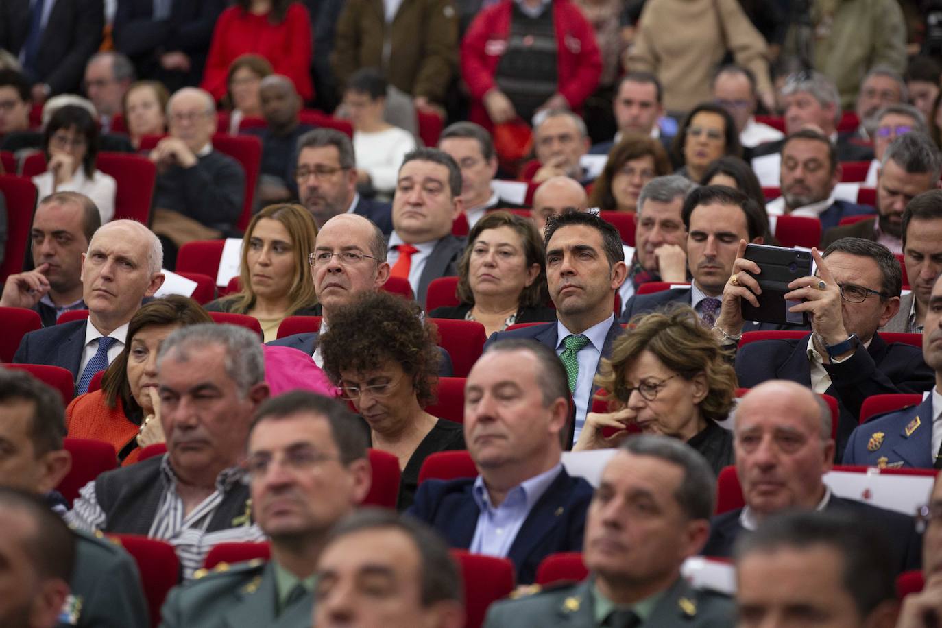 En el patio de butacas se encontraban los sindicatos, universidades, organizaciones agrarias, rivales políticos como Martín Fernández (edil de Cs en Valladolid) y Javier García Bartolomé (concejal de Vox en Valladolid), los vicepresidentes de la Diputación Guzmán Gómez y Víctor Alonso o el alcalde de la ciudad, Óscar Puente.