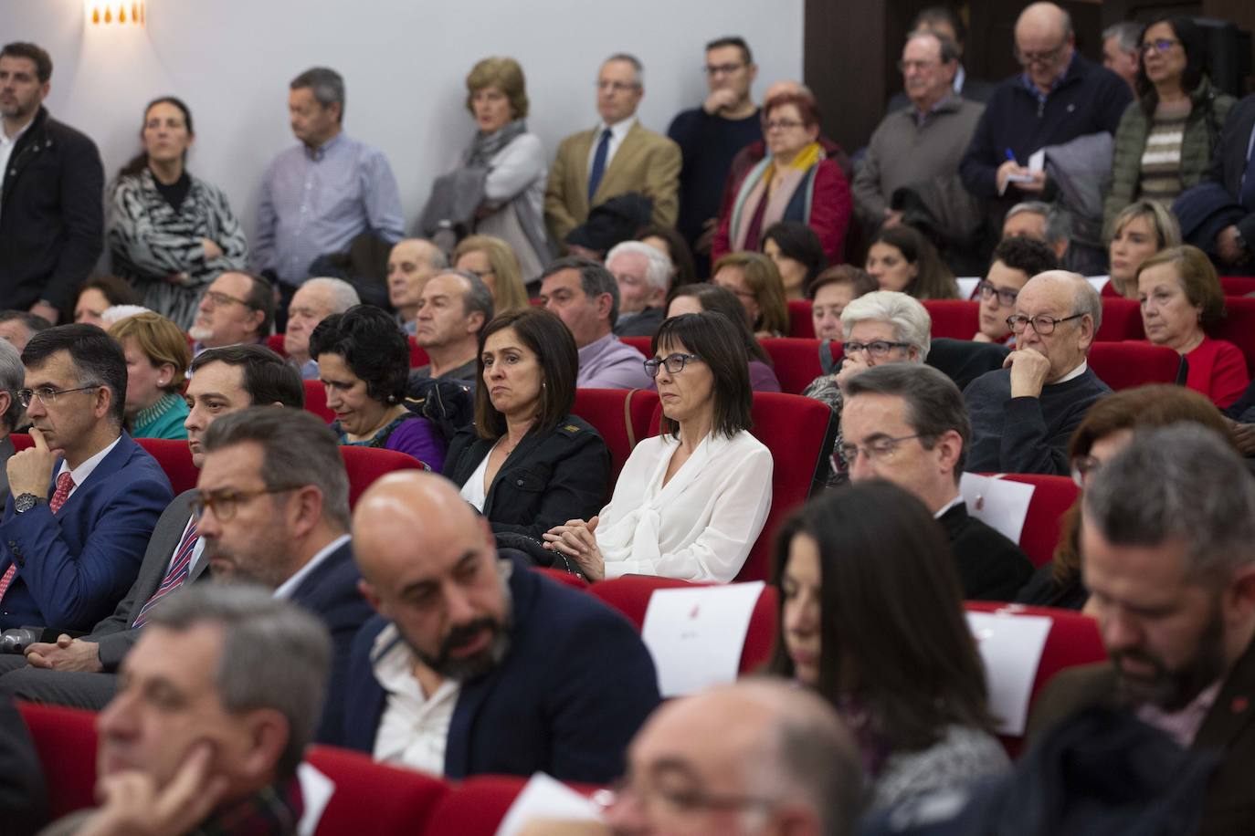 En el patio de butacas se encontraban los sindicatos, universidades, organizaciones agrarias, rivales políticos como Martín Fernández (edil de Cs en Valladolid) y Javier García Bartolomé (concejal de Vox en Valladolid), los vicepresidentes de la Diputación Guzmán Gómez y Víctor Alonso o el alcalde de la ciudad, Óscar Puente.