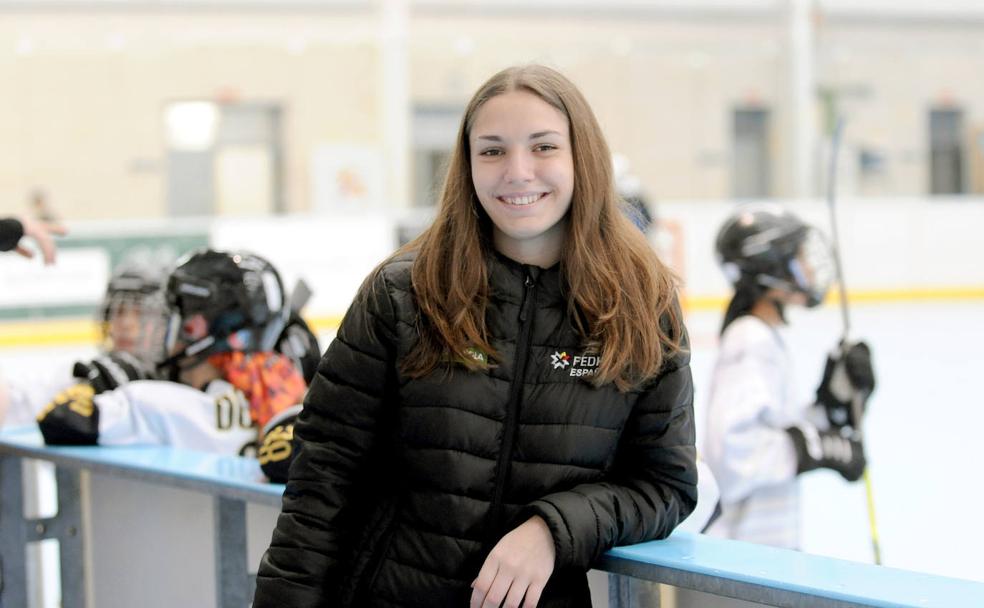 Paula Prado posa junto a la pista de Canterac, donde juega con el CPLV de hockey línea. 