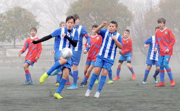 La defensa blanquiazul repele el cuero. 