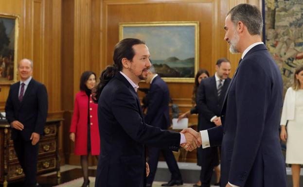 Pablo Iglesias saluda al Rey el día de su toma de posesión como vicepresidente.