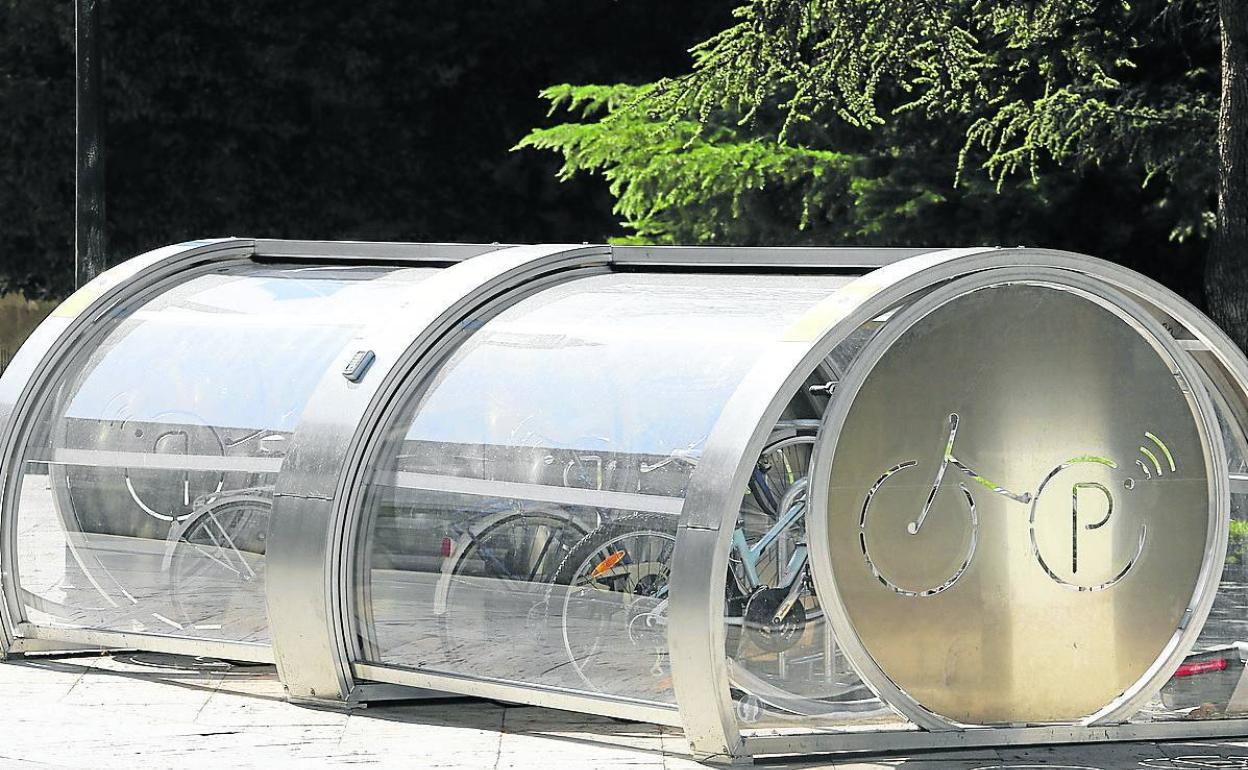 Aparcamiento vigilado para bicicletas en la plaza de San Pablo. 