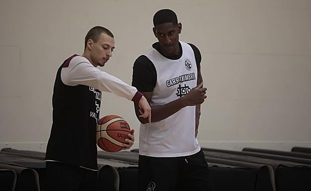 Gilchrist recibe instrucciones de Leimanis en su primer entrenamiento con el Carramimbre. 