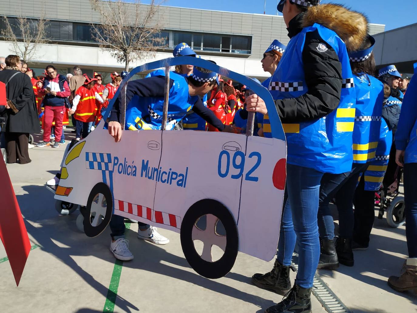 Con la temática de los Juegos Olímpicos, la comunidad educativa del colegio El Peral ha disfrutado del Carnaval con un pasacalles amenizado por la charanga Sal del Compás y posteriormente en el patio del colegio cada clase ha representado a un país de los que participarán el las "Olimperaladas". Antes de empezar, se proclamó el juramento olímpico y después todos los deportistas desfilaron con la música tradicional de su país. Tampoco faltaron los alumnos del CEE número 1 y una representación de residentes del Encinar del Rey que junto con las familias disfrutaron de este día caluroso de Carnaval.