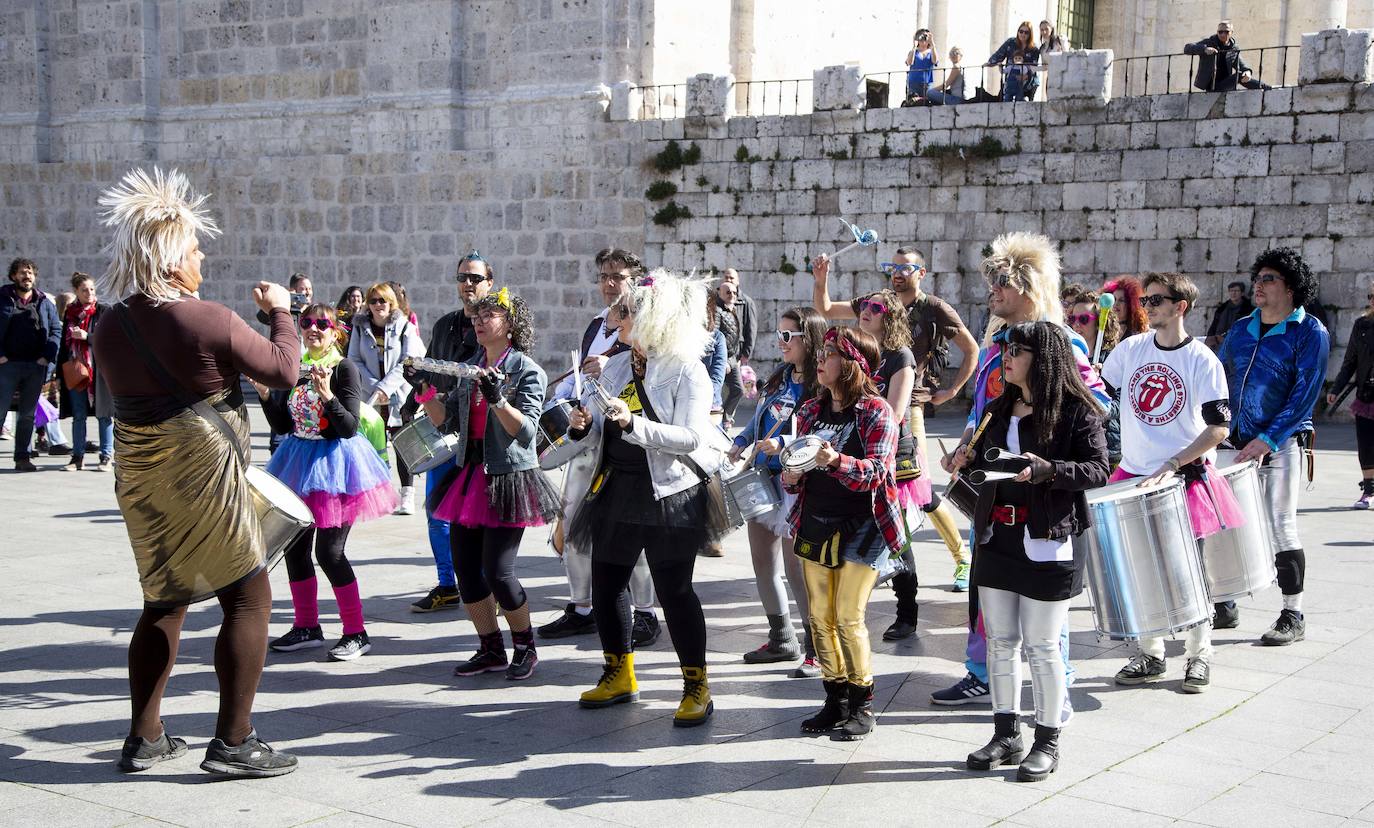 Decenas de vallisoletanos han disfrutado en la mañana de este sábado con el pasacalles de carnaval que ha recorrido la plaza de Portugalete. 