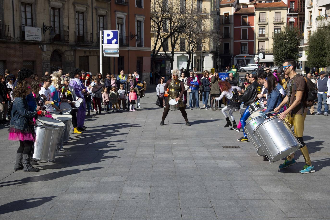 Decenas de vallisoletanos han disfrutado en la mañana de este sábado con el pasacalles de carnaval que ha recorrido la plaza de Portugalete. 