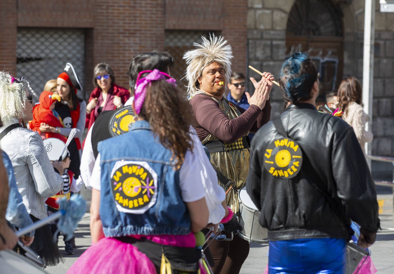 Decenas de vallisoletanos han disfrutado en la mañana de este sábado con el pasacalles de carnaval que ha recorrido la plaza de Portugalete. 