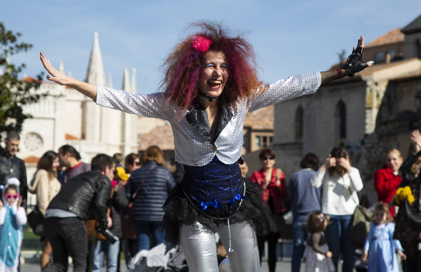 Decenas de vallisoletanos han disfrutado en la mañana de este sábado con el pasacalles de carnaval que ha recorrido la plaza de Portugalete. 