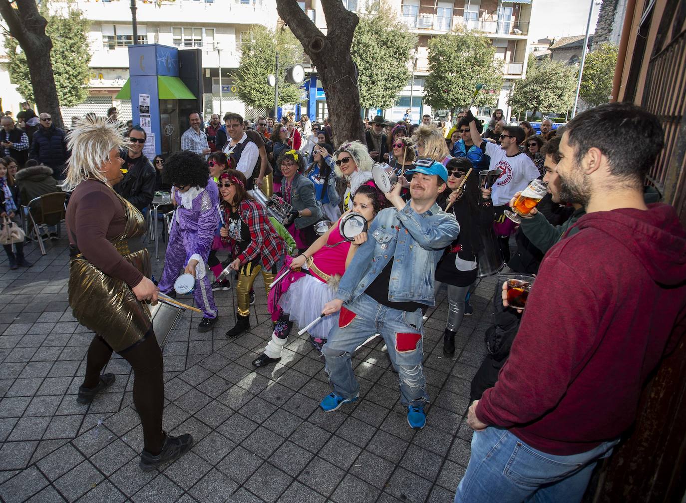 Decenas de vallisoletanos han disfrutado en la mañana de este sábado con el pasacalles de carnaval que ha recorrido la plaza de Portugalete. 