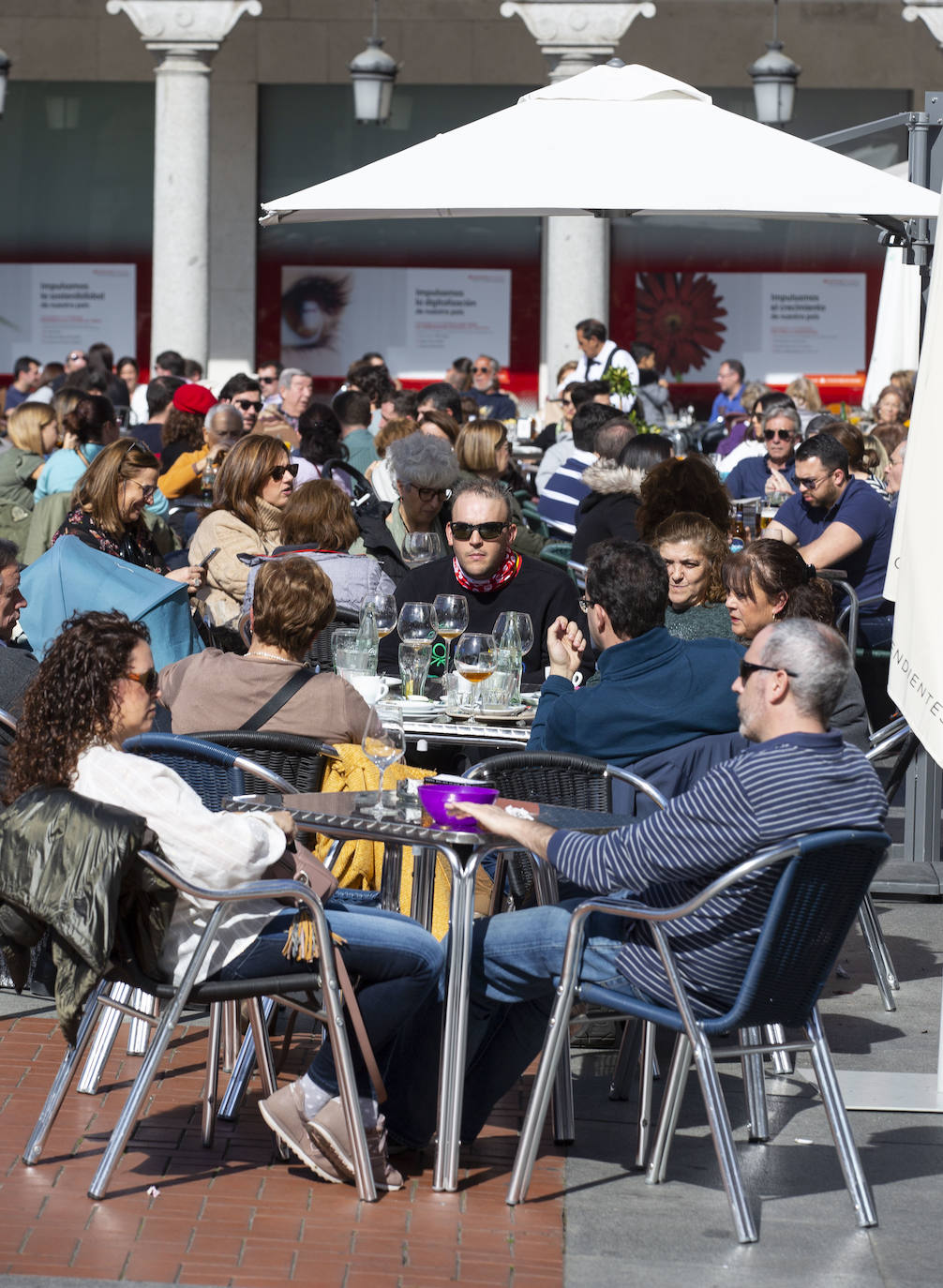 Los vallisoletanos ha aprovechado hoy el tiempo primaveral para tomar el aperitivo en las terrazas. 