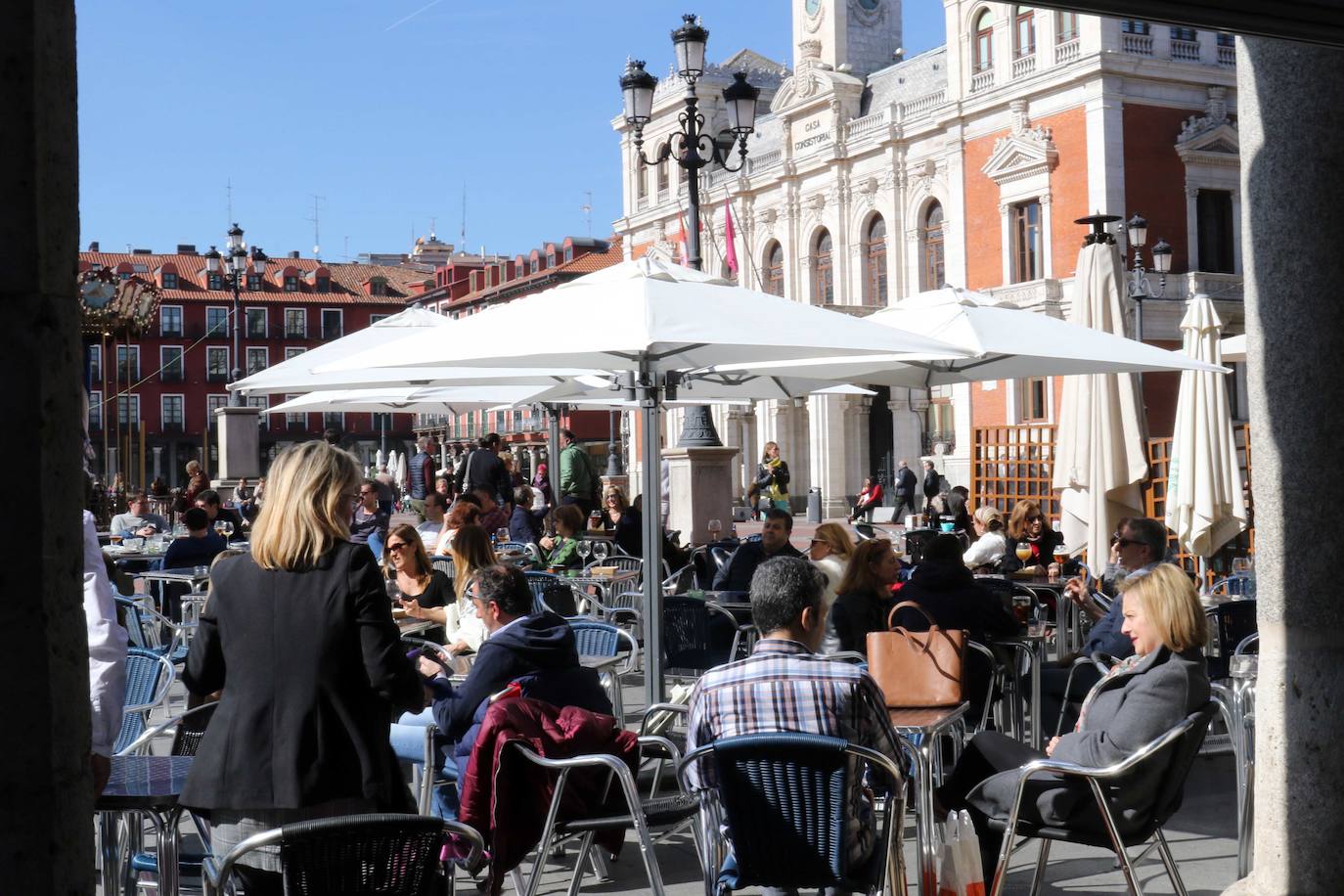 Los vallisoletanos ha aprovechado hoy el tiempo primaveral para tomar el aperitivo en las terrazas. 