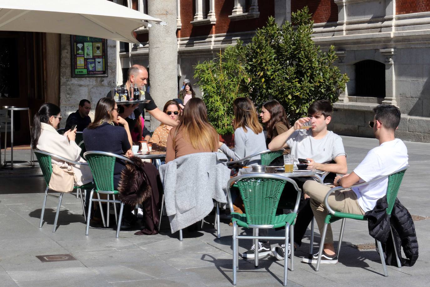 Los vallisoletanos ha aprovechado hoy el tiempo primaveral para tomar el aperitivo en las terrazas. 