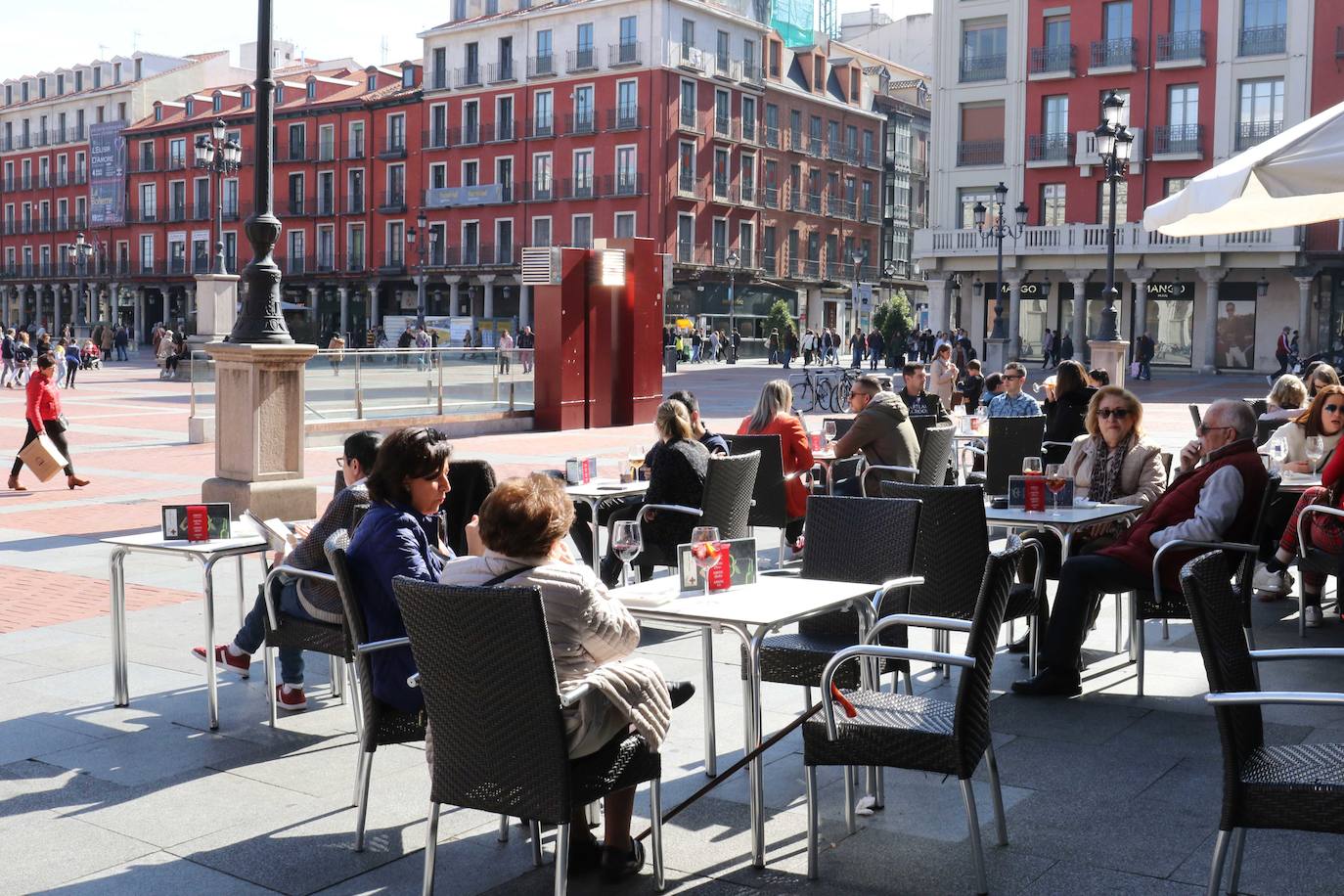 Los vallisoletanos ha aprovechado hoy el tiempo primaveral para tomar el aperitivo en las terrazas. 