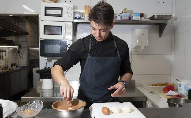 El cocinero Rodrigo Herrero, mientras baña el huevo de chocolate.