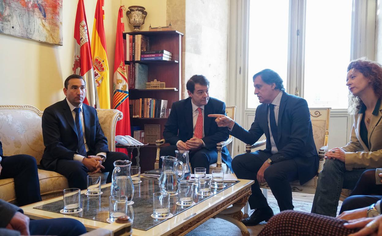 El presidente de la Junta escucha las explicaciones del alcalde durante la reunión celebrada en el Ayuntamiento. 