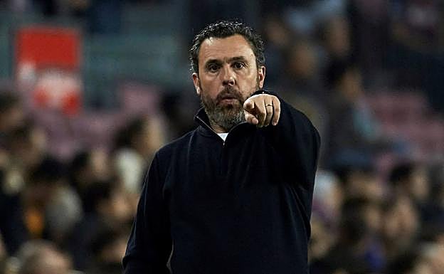 Sergio González señala la banda en el transcurso de un partido. 