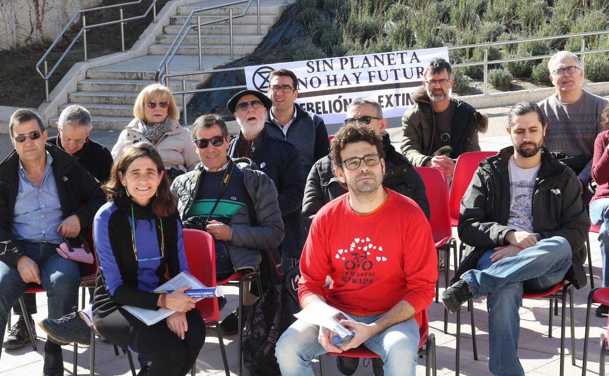 Lidón Martínez y Marcelo Rincón, de la Asamblea Ciclista, junto a vecinos de Pilarica en un momento de la asamblea abierta con propuestas para movilidad en la ciudad. 