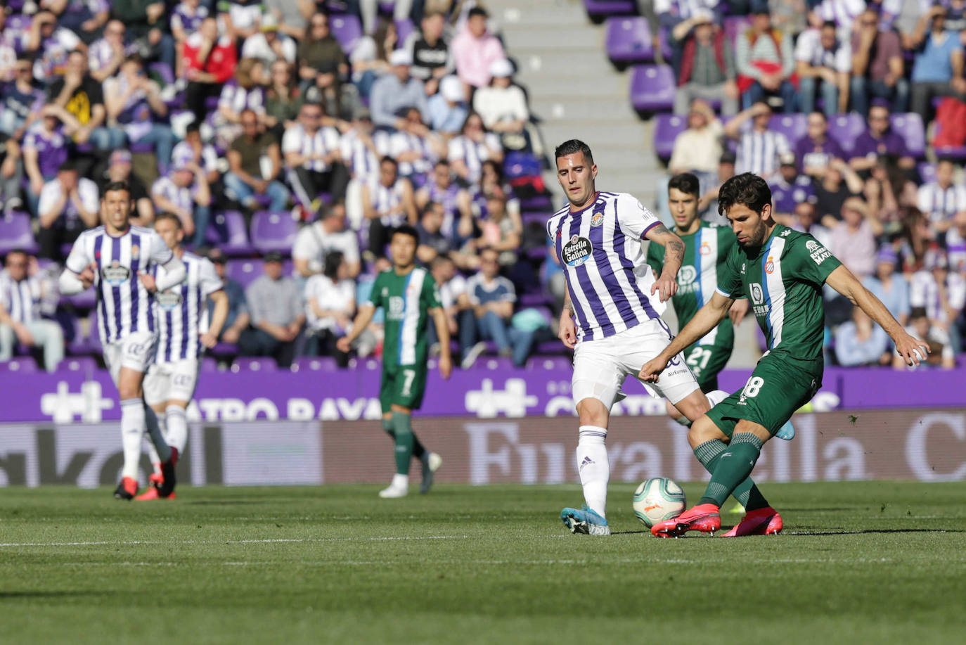 Los goles de Sandro y Sergi Guardiola desatascaron un partido plomizo en el que el Espanyol jugó con uno menos durante más de una hora. 