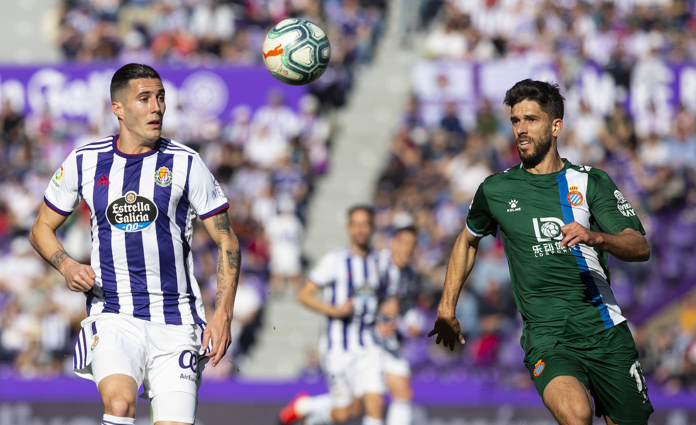 Los goles de Sandro y Sergi Guardiola desatascaron un partido plomizo en el que el Espanyol jugó con uno menos durante más de una hora. 