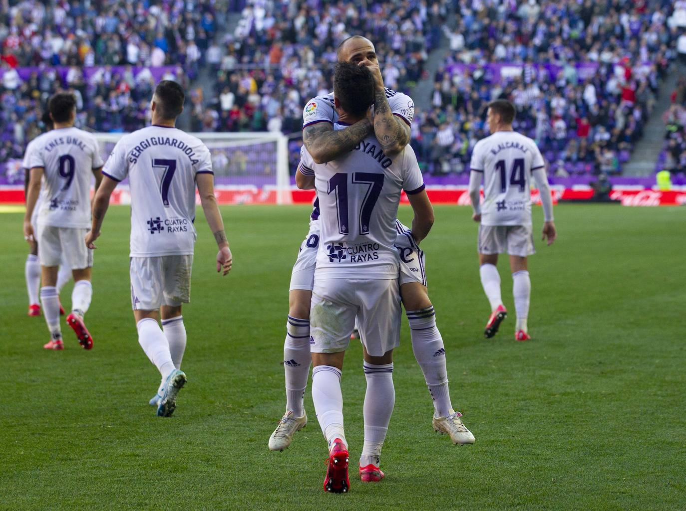 Los goles de Sandro y Sergi Guardiola desatascaron un partido plomizo en el que el Espanyol jugó con uno menos durante más de una hora. 