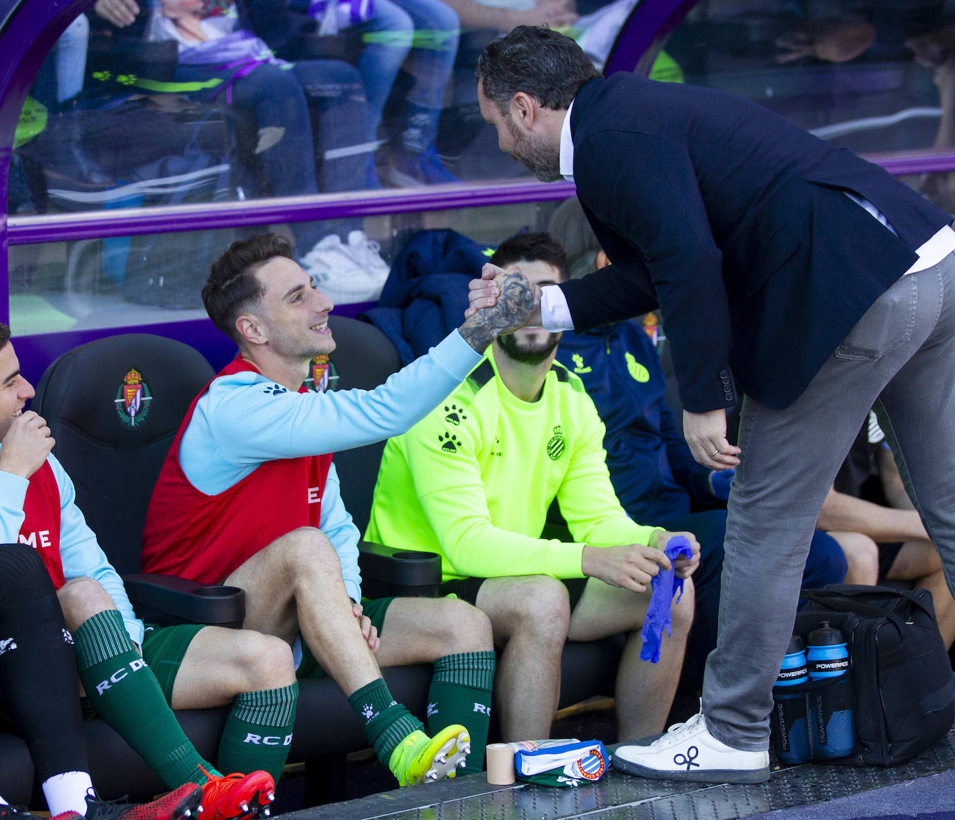 Los goles de Sandro y Sergi Guardiola desatascaron un partido plomizo en el que el Espanyol jugó con uno menos durante más de una hora. 